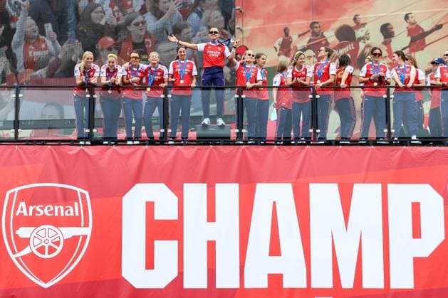 Sport Bilder des Tages Arsenal Women Homecoming 26 May 2025, London - Arsenal Women UEFA Champions League Homecoming - Katie McCabe stands on a speaker to interact with the crowd - Photo: Charlotte Wilson Offside. London UK Copyright: xCharlottexWilsonx xOffsidexOffside