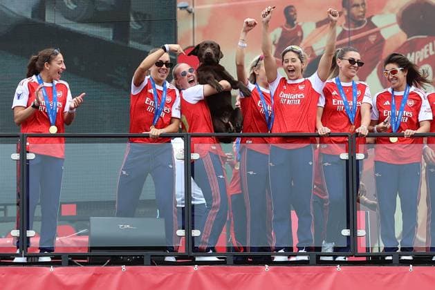 Arsenal Women Homecoming 26 May 2025, London - Arsenal Women UEFA Champions League Homecoming - Beth Mead holds up Win the dog to the crowd - Photo: Charlotte Wilson Offside. London UK Copyright: xCharlottexWilsonx xOffsidexOffside