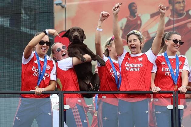 Arsenal Women Homecoming 26 May 2025, London - Arsenal Women UEFA Champions League Homecoming - Beth Mead holds up Win the dog to the crowd - Photo: Charlotte Wilson Offside. London UK Copyright: xCharlottexWilsonx xOffsidexOffside