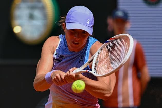 Roland Garros 2025: Iga SWIATEK (Poland) during the women s singles tennis match against Rebecca Sramkova on Philippe Chatrier Court during the Grand Slam tennis tournament on May 26, 2025, at Roland Garros Stadium in Paris, France. - 26 05 2025 - France Ile-de-France (region) Paris -  JulienxMattiax xLexPictorium LePictorium_0308770