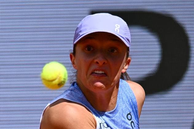 Roland Garros 2025: Iga SWIATEK (Poland) during the women s singles tennis match against Rebecca Sramkova on Philippe Chatrier Court during the Grand Slam tennis tournament on May 26, 2025, at Roland Garros Stadium in Paris, France. - 26 05 2025 - France Ile-de-France (region) Paris -  JulienxMattiax xLexPictorium LePictorium_0308777