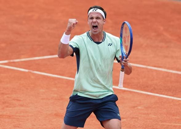 Sport Bilder des Tages Daniel Altmaier (GER) macht die Faust und jubelt, Jubel, Freude, Emotion Tennis - French Open 2025 - Roland Garros - Paris - - France - 26 May 2025. Copyright: xJuergenxHasenkopfx