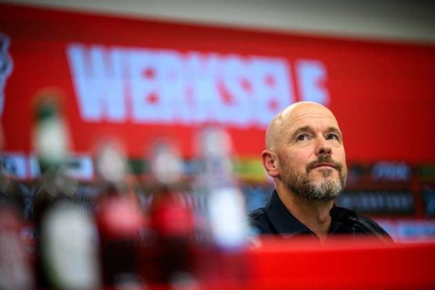 Sport Bilder des Tages LEVERKUSEN, GERMANY - 26 MAY, 2025: Simon Rolfes - press conference, PK, Pressekonferenz Erik ten Hag, new head coach Bayer 04 Leverkusen at BayArena.  Copyright: xVitaliixKliuievx