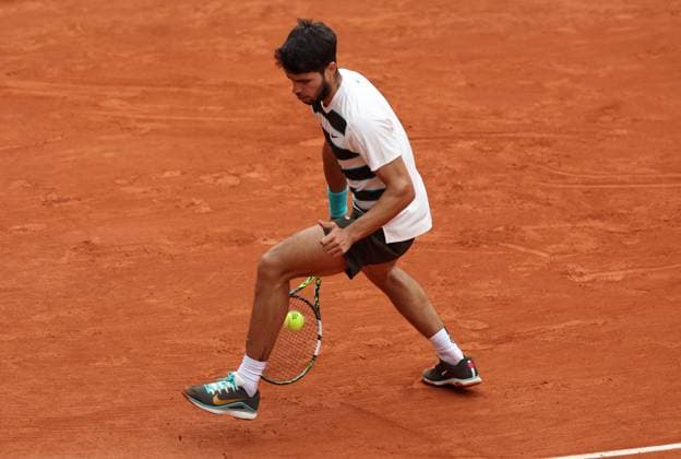 Carlos Alcaraz of Spain plays a tweener French Open Tennis, Day Two, Tennis, Roland Garros, Paris, France - 26 May 2025 EDITORIAL USE ONLY No use with unauthorised audio, video, data, fixture lists, club league logos or live services. Online in-match use limited to 120 images, no video emulation. No use in betting, games or single club league player publications. Copyright: xEllaxLing Shutterstockx 15318997b