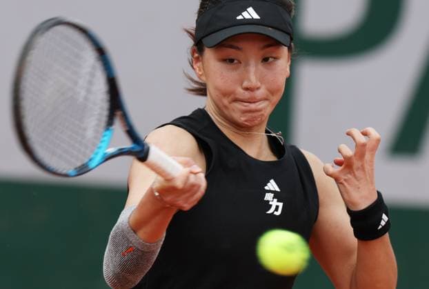 (250526) -- PARIS, May 26, 2025 -- Wang Xinyu returns a shot during the women s singles first round match between Wang Xinyu of China and Emma Raducanu of Britain at the French tennis tournament at Roland Garros in Paris, France, on May 26, 2025. ) (SP)FRANCE-PARIS-TENNIS-FRENCH OPEN-WOMEN S SINGLES GaoxJing 