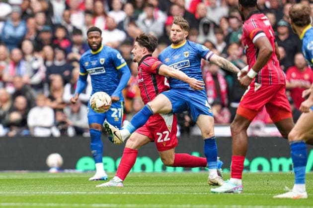 Sky Bet League 2 Playoff Final AFC Wimbledon v Walsall Jake Reeves of AFC Wimbledon wins the ball off Jamie Jellis of Walsall during the Sky Bet League 2 Playoff Final match AFC Wimbledon vs Walsall at Wembley Stadium, London, United Kingdom, 26th May 2025 (Photo by Harvey Murphy News Images) Copyright: xHarveyxMurphy NewsxImagesx