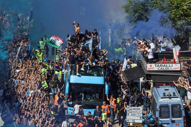 Sport Themen der Woche KW22 Bilder des Jahres 2025, Sport 05 Mai Sport Bilder des Tages May 26, 2025, Napoli, Campania, italia: Naples 05 26 2025 via Caracciolo crowded with Napoli fans waiting for the buses to pass with the SSC Napoli team on board with the cup won for the 4th Scudetto in the history of the Azzurri..In the photo: Bus SSC Napoli Napoli italia - ZUMAs236 20250526_aap_s236_109 Copyright: xFabioxSassox