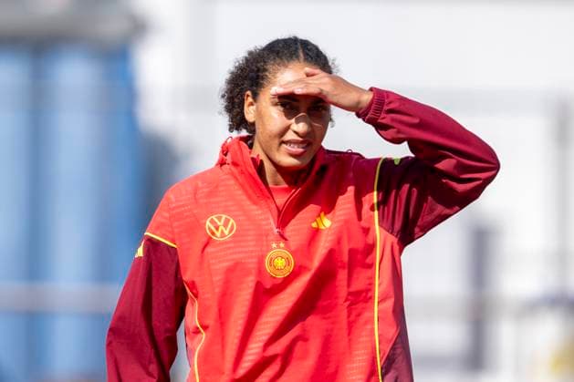 26.05.2025: Training der deutschen Frauenfußball-Nationalmannschaft in Bremen: Deutschlands Cora Zicai betritt den Trainingsplatz. Copyright: xDavidxInderliedx