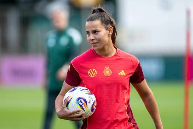 26.05.2025: Training der deutschen Frauenfußball-Nationalmannschaft in Bremen: Deutschlands Lena Oberdorf trägt einen Ball. Copyright: xDavidxInderliedx