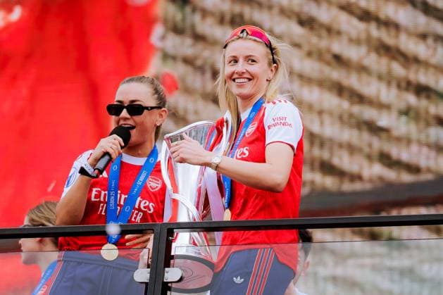 Katie McCabe (11 Arsenal) and Leah Williamson (6 Arsenal) during the UEFA Womens Champions League Arsenal Trophy Lift at Emirates Stadium in London, England. (Pauline FIGUET SPP) Copyright: xPaulinexFIGUETx xSPPx spp-en-PaFiSp-PF_ARS3290
