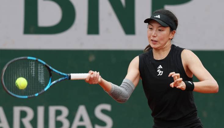 (250526) -- PARIS, May 26, 2025 -- Wang Xinyu returns a shot during the women s singles first round match between Wang Xinyu of China and Emma Raducanu of Britain at the French tennis tournament at Roland Garros in Paris, France, on May 26, 2025. ) (SP)FRANCE-PARIS-TENNIS-FRENCH OPEN-WOMEN S SINGLES GaoxJing 