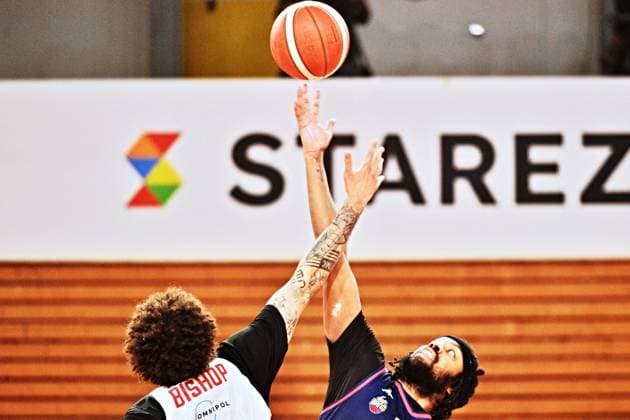 Finale play off basketbalove ligy muzu - 4. zapas: Basket Brno - ERA Baskteball Nymburk, 26. kvetna 2025, STAREZ Arena Vodova Brno. Zleva Christian Bishop z Nymburka a Jordan Brown z Brna (CTKxPhoto PatrikxUhlir) CTKPhotoP2025052606483  CTKPhotoP2025052606483