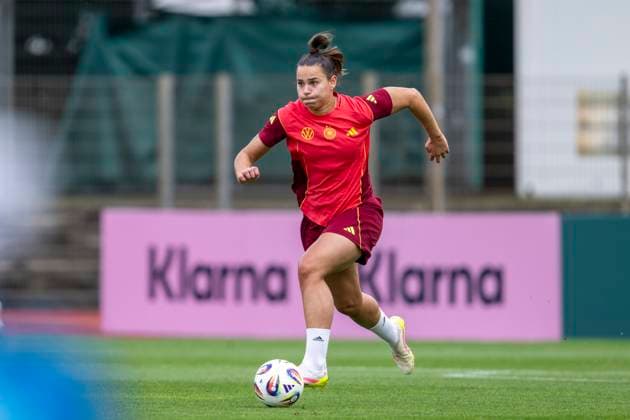 26.05.2025: Training der deutschen Frauenfußball-Nationalmannschaft in Bremen: Deutschlands Lena Oberdorf läuft mit dem Ball am Fuß. Copyright: xDavidxInderliedx
