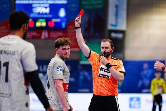 Rote Karte Platzverweis Elias Scholtes (Bergischer HC, 04) GER, VfL Luebeck-Schwartau vs. Bergischer HC, Handball, 2. Bundesliga, Spieltag 32, Saison 2024 2025, 26.05.2025 GER, VfL Luebeck-Schwartau vs. Bergischer HC, Handball, 2. Bundesliga, Spieltag 32, Saison 2024 2025, 26.05.2025 Luebeck