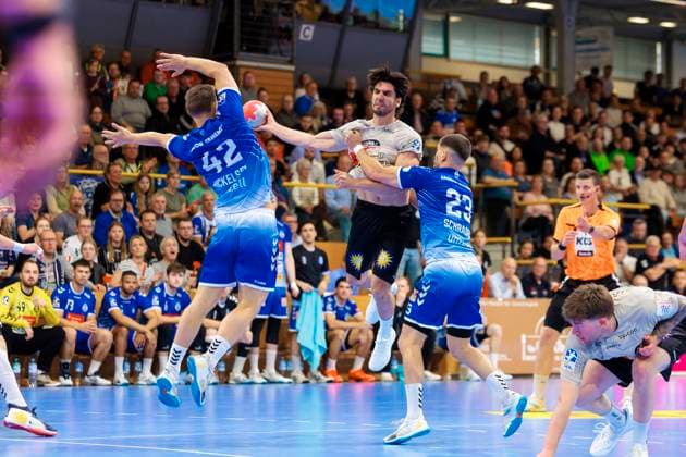 Eloy Morante Maldonado (Nr. 33, Bergischer HC) gegen Einar Nickelsen (Nr. 42, VfL Luebeck-Schwartau) und Janik Schrader (Nr. 23, VfL Luebeck-Schwartau). VfL Luebeck-Schwartau vs. Bergischer HC, Handball, 2. Bundesliga, 26.05.25 Luebeck Schleswig-Holstein Germany