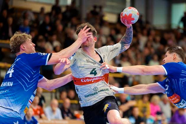 Sport Bilder des Tages Elias Scholtes (Nr. 4, Bergischer HC) gegen Thore Kjell Heinemann (Nr. 34, VfL Luebeck-Schwartau). VfL Luebeck-Schwartau vs. Bergischer HC, Handball, 2. Bundesliga, 26.05.25 Luebeck Schleswig-Holstein Germany