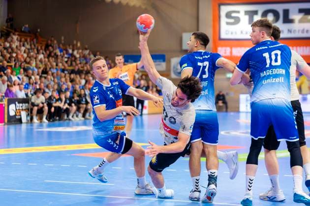 Eloy Morante Maldonado (Nr. 33, Bergischer HC) gegen Einar Nickelsen (Nr. 42, VfL Luebeck-Schwartau) und Lukas Emdorf (Nr. 73, VfL Luebeck-Schwartau). VfL Luebeck-Schwartau vs. Bergischer HC, Handball, 2. Bundesliga, 26.05.25 Luebeck Schleswig-Holstein Germany
