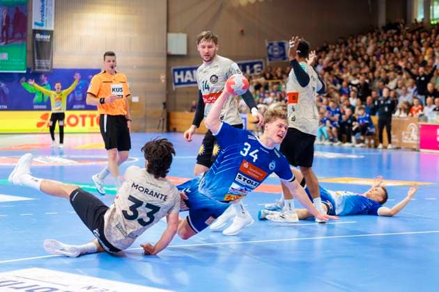 Thore Kjell Heinemann (Nr. 34, VfL Luebeck-Schwartau) gegen Eloy Morante Maldonado (Nr. 33, Bergischer HC). VfL Luebeck-Schwartau vs. Bergischer HC, Handball, 2. Bundesliga, 26.05.25 Luebeck Schleswig-Holstein Germany