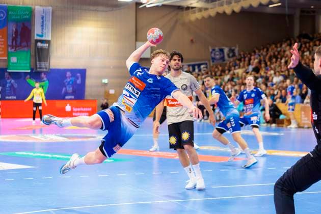 Thore Kjell Heinemann (Nr. 34, VfL Luebeck-Schwartau) gegen Torhueter Lukas Diedrich (Nr. 16, Bergischer HC). VfL Luebeck-Schwartau vs. Bergischer HC, Handball, 2. Bundesliga, 26.05.25 Luebeck Schleswig-Holstein Germany