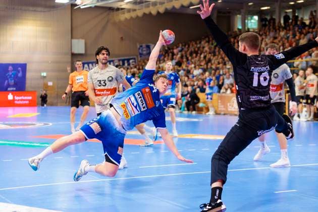 Thore Kjell Heinemann (Nr. 34, VfL Luebeck-Schwartau) gegen Torhueter Lukas Diedrich (Nr. 16, Bergischer HC). VfL Luebeck-Schwartau vs. Bergischer HC, Handball, 2. Bundesliga, 26.05.25 Luebeck Schleswig-Holstein Germany