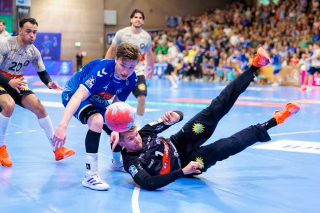 Torhueter Christopher Rudeck (Nr. 1, Bergischer HC) kommt vor Örn Vésteinsson Östenberg (Nr. 4, VfL Luebeck-Schwartau) an den Ball. VfL Luebeck-Schwartau vs. Bergischer HC, Handball, 2. Bundesliga, 26.05.25 Luebeck Schleswig-Holstein Germany