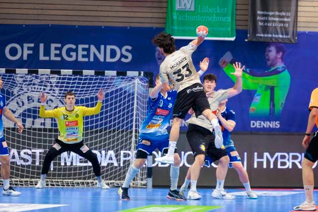 Eloy Morante Maldonado (Nr. 33, Bergischer HC) gegen Leon Ciudad Benitez (Nr. 20, VfL Luebeck-Schwartau) und Thore Kjell Heinemann (Nr. 34, VfL Luebeck-Schwartau). VfL Luebeck-Schwartau vs. Bergischer HC, Handball, 2. Bundesliga, 26.05.25 Luebeck Schleswig-Holstein Germany