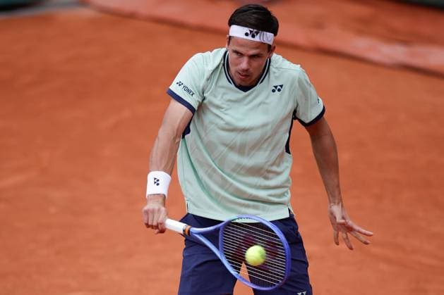 Paris 26.05.2025 xABx Tennis French Open 2025 Roland-Garros, Daniel Altmaier GER - Taylor Fritz USA v.l., Daniel Altmaier GER spielt eine Rückhand. Copyright: HMBxMedia AntonioxBorga
