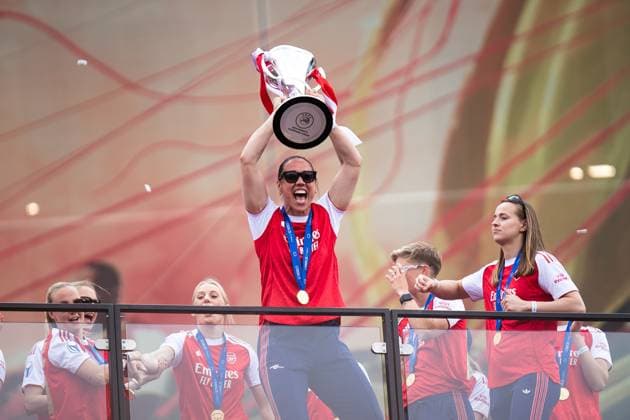 Arsenal Women, UEFA Women™s Champions League LONDON, ENGLAND - MAY 26: Manuela Zinsberger of Arsenal Women lifting the trophy during the UEFA Women™s Champions League Winners Celebration at Emirates Stadium on May 26, 2025 in London, England London United Kingdom Copyright: xNinaxFarooqix