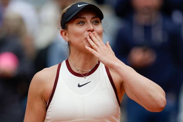 Paris 26.05.2025 xABx Tennis French Open 2025 Roland-Garros, Naomi Osaka JPN - Paula Badosa ESP v.l., Paula Badosa ESP jubeln jubelt nach Spielende, bedankt sich bei den Fans, bedanken, Dank Copyright: HMBxMedia AntonioxBorga