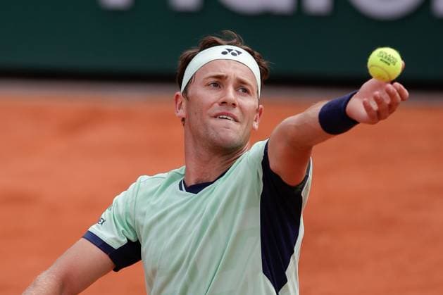 Paris 26.05.2025 xABx Tennis French Open 2025 Roland-Garros, Casper Ruud NOR - Albert Ramos-Vinolas ESP v.l., Casper Ruud NOR macht einen Aufschlag. Copyright: HMBxMedia AntonioxBorga