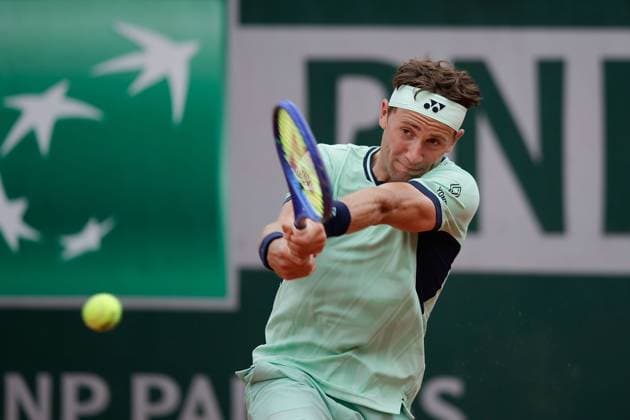 Paris 26.05.2025 xABx Tennis French Open 2025 Roland-Garros, Casper Ruud NOR - Albert Ramos-Vinolas ESP v.l., Casper Ruud NOR spielt eine Rückhand. Copyright: HMBxMedia AntonioxBorga