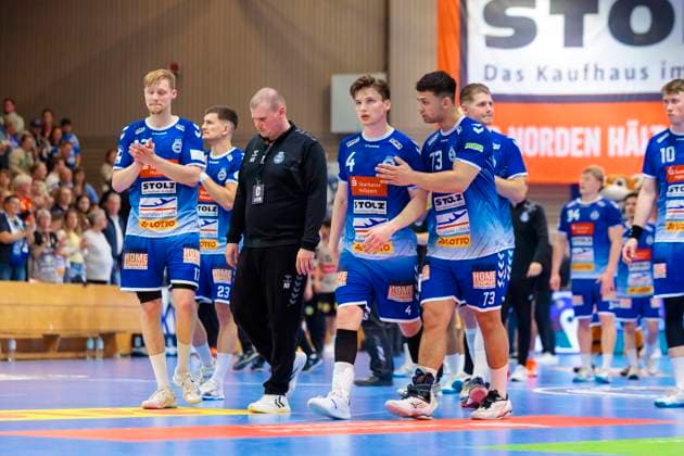 Niko Blaauw (Nr. 17, VfL Luebeck-Schwartau), Örn Vésteinsson Östenberg (Nr. 4, VfL Luebeck-Schwartau), Lukas Emdorf (Nr. 73, VfL Luebeck-Schwartau) sind niedergeschlagen deprimiert enttaeuscht. VfL Luebeck-Schwartau vs. Bergischer HC, Handball, 2. Bundesliga, 26.05.25 Luebeck Schleswig-Holstein Germany