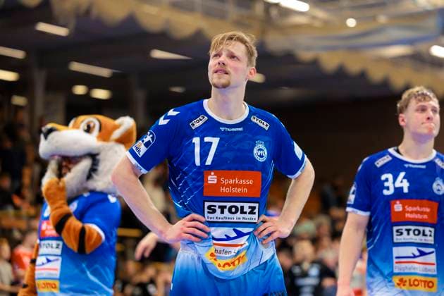 Niko Blaauw (Nr. 17, VfL Luebeck-Schwartau) ist niedergeschlagen deprimiert enttaeuscht. VfL Luebeck-Schwartau vs. Bergischer HC, Handball, 2. Bundesliga, 26.05.25 Luebeck Schleswig-Holstein Germany