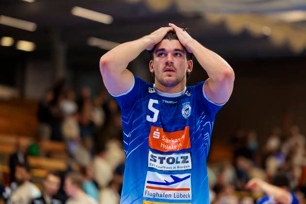Kaj Geenen (Nr. 5, VfL Luebeck-Schwartau) ist niedergeschlagen deprimiert enttaeuscht. VfL Luebeck-Schwartau vs. Bergischer HC, Handball, 2. Bundesliga, 26.05.25 Luebeck Schleswig-Holstein Germany
