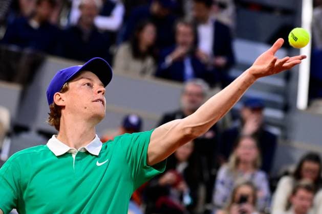 TENNIS : Roland Garros 2025 - Internationaux de France - 26 05 2025 Jannik Sinner ( Italy ) serves during the 2025 French Open at Roland Garros on May 26, 2025 in Paris, France. ( Photo Dante Badano PSNewz ) - ParisFrance  Copyright: xx