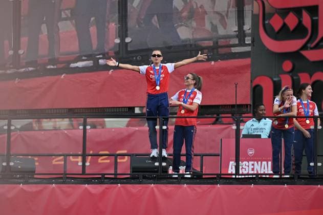 London, England, May 26th 2025: Katie McCabe of Arsenal firing up the fans during the trophy lift celebrations at Emirates Stadium on May 26, 2025 in London, England. (Yaroslav Dunka SPP) Copyright: xYaroslavxDunkax xSPPx spp-en-YaDuSp-SPP_7195