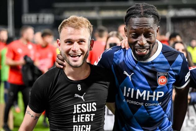 Leonardo Scienza (1.FC Heidenheim) und Omar Traore (1.FC Heidenheim) gestikuliert, gestik während des Bundesliga-Relegationsrückspiels zwischen der SV Elversberg und dem 1.FC Heidenheim, URSAPHARM-ARENA am 26. May 2025 in Elverberg, Deutschland. (Foto von Harry Langer DeFodi Images) +++ Leonardo Scienza (1.FC Heidenheim) und Omar Traore (1.FC Heidenheim) gestures during the Bundesliga relegation second leg match between SV Elversberg and 1.FC Heidenheim at URSAPHARM-ARENA on May 26, 2025 in Elverberg, Germany. (Photo by Harry Langer DeFodi Images) DFL regulations prohibit any use of photographs as image sequences and or quasi-video. (Photo by Harry Langer DeFodi Images) DFL regulations prohibit any use of photographs as image sequences and or quasi-video.