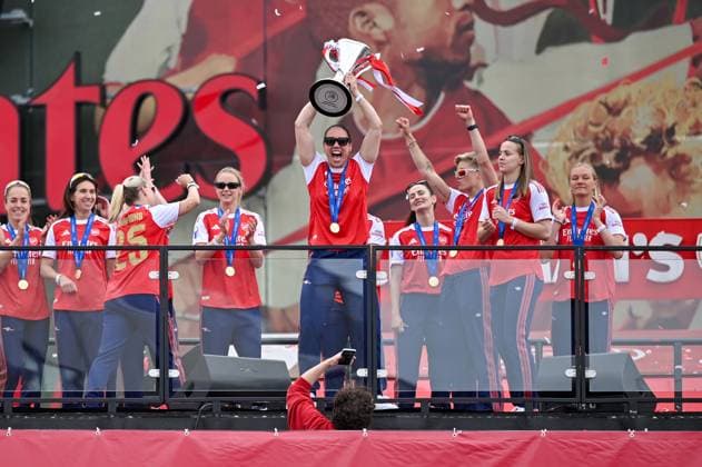 London, England, May 26th 2025: Manuela Zinsberger of Arsenal lift the UEFA Women s Champions League trophy during the trophy lift celebrations at Emirates Stadium on May 26, 2025 in London, England. (Yaroslav Dunka SPP) Copyright: xYaroslavxDunkax xSPPx spp-en-YaDuSp-SPP_7820