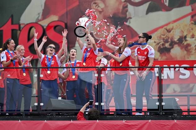London, England, May 26th 2025: Beth Mead of Arsenal lift the UEFA Women s Champions League trophy during the trophy lift celebrations at Emirates Stadium on May 26, 2025 in London, England. (Yaroslav Dunka SPP) Copyright: xYaroslavxDunkax xSPPx spp-en-YaDuSp-SPP_7861