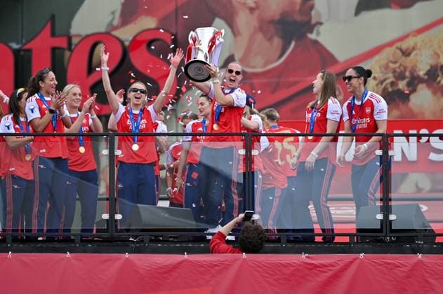 London, England, May 26th 2025: Beth Mead of Arsenal lift the UEFA Women s Champions League trophy during the trophy lift celebrations at Emirates Stadium on May 26, 2025 in London, England. (Yaroslav Dunka SPP) Copyright: xYaroslavxDunkax xSPPx spp-en-YaDuSp-SPP_7868