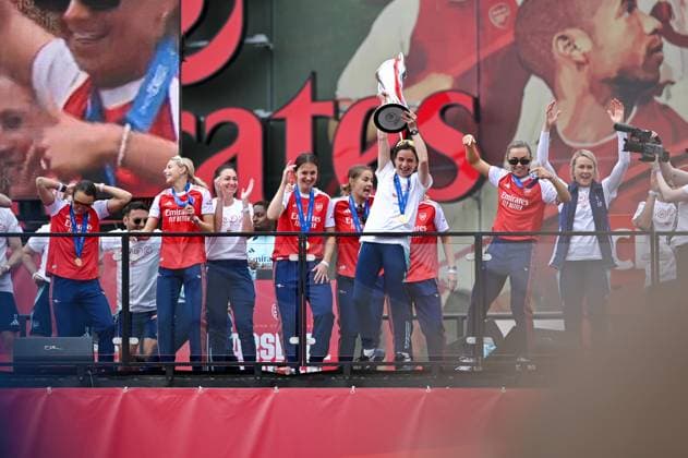 London, England, May 26th 2025: Renee Slegers, Manager of Arsenal, lift the UEFA Women s Champions League trophy during the trophy lift celebrations at Emirates Stadium on May 26, 2025 in London, England. (Yaroslav Dunka SPP) Copyright: xYaroslavxDunkax xSPPx spp-en-YaDuSp-SPP_8190