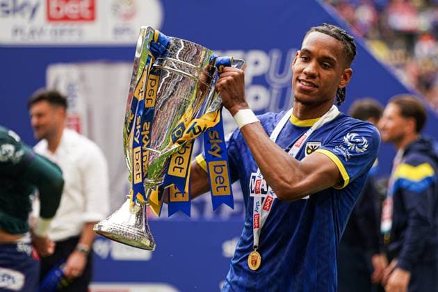 Sky Bet League 2 Playoff Final AFC Wimbledon v Walsall Alistair Smith of AFC Wimbledon celebrates with trophy after the Sky Bet League 2 Playoff Final match AFC Wimbledon vs Walsall at Wembley Stadium, London, United Kingdom, 26th May 2025 (Photo by Harvey Murphy News Images) Copyright: xHarveyxMurphy NewsxImagesx