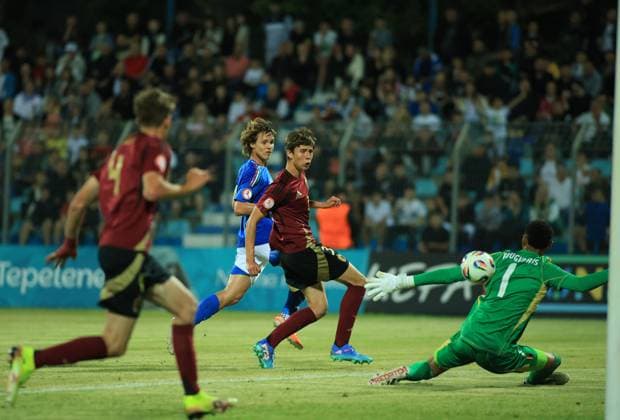 Belgium vs Italy during the UEFA European Under-17 Championship 2024 25 Group B, in Durres, Albania on May 26, 2025. Brent Jonkers of Belgium tries to reach a ball during the UEFA European Under-17 Championship 2024 25 Group B football match Belgium vs Italy at the Niko Dovana stadium in Durres, Albania, on May 26, 2025. DURRES ALBANIA Copyright: xADNANxBECIx