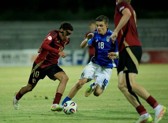 Sport Bilder des Tages Belgium vs Italy during the UEFA European Under-17 Championship 2024 25 Group B, in Durres, Albania on May 26, 2025. Noah Fernandez of Belgium and Federico Steffanoni of Italy fight for the ball during the UEFA European Under-17 Championship 2024 25 Group B football match Belgium vs Italy at the Niko Dovana stadium in Durres, Albania, on May 26, 2025. DURRES ALBANIA Copyright: xADNANxBECIx