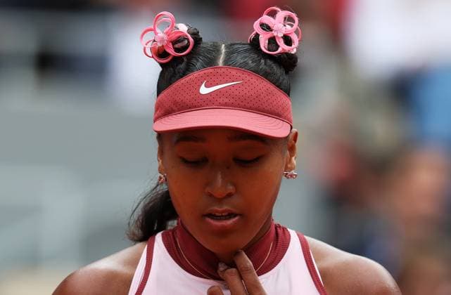 Sport Themen der Woche KW22 Sport Bilder des Tages (250527) -- PARIS, May 27, 2025 -- Osaka Naomi reacts during the women s singles first round match between Osaka Naomi of Japan and Paula Badosa of Spain at the French Open tennis tournament at Roland Garros, Paris, France, May 26, 2025. ) (SP)FRANCE-PARIS-TENNIS-FRENCH OPEN-WOMEN S SINGLES GaoxJing 