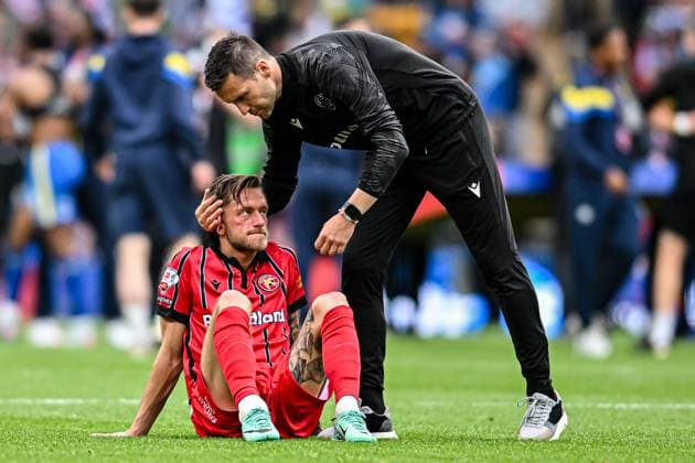 AFC Wimbledon v Walsall - Sky Bet League Two Play Off Final Callum Maycock of AFC Wimbledon is consoled by Manager Mat Sadler of Walsall after the final whistle during the Sky Bet League 2 Play Off Final match between AFC Wimbledon and Walsall at Wembley Stadium in London, England, on May 26, 2025. London Greater London United Kingdom  Copyright: xMIxNewsx originalFilename:fletcher-afcwimbl250526_np22K.jpg