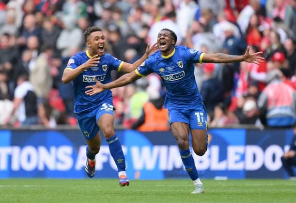 Bilder des Jahres 2025, Sport 05 Mai Sport Bilder des Tages Football - 2024 2025 EFL Sky Bet League Two - Play-Offs - Final - AFC Wimbledon vs Walsall - Wembley Stadium - Monday 26th May 2025. AFC Wimbledon s Isaac Ogundere and AFC Wimbledon s Josh Neufville (r) celebrate as the final whistle blows and they are promoted to League One. COLORSPORT Ashley Western 