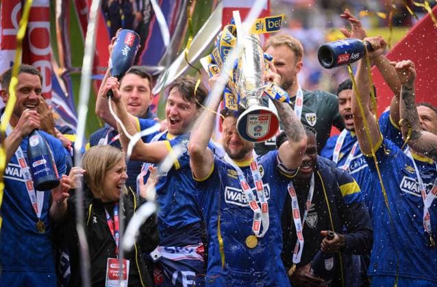 Sport Themen der Woche KW22 Sport Bilder des Tages Football - 2024 2025 EFL Sky Bet League Two - Play-Offs - Final - AFC Wimbledon vs Walsall - Wembley Stadium - Monday 26th May 2025. AFC Wimbledon s Jake Reeves lifts the trophy after being promoted to League One. COLORSPORT Ashley Western 