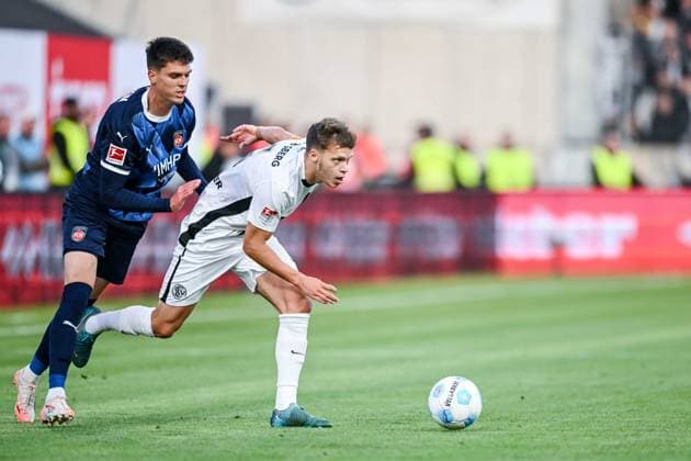 Mathias Honsak (1.FC Heidenheim) und Robin Fellhauer (SV Elversberg) im Zweikampf während des Bundesliga-Relegationsrückspiels zwischen der SV Elversberg und dem 1.FC Heidenheim, URSAPHARM-ARENA am 26. May 2025 in Elverberg, Deutschland. (Foto von Harry Langer DeFodi Images) +++ Mathias Honsak (1.FC Heidenheim) und Robin Fellhauer (SV Elversberg) battle for the ball during the Bundesliga relegation second leg match between SV Elversberg and 1.FC Heidenheim at URSAPHARM-ARENA on May 26, 2025 in Elverberg, Germany. (Photo by Harry Langer DeFodi Images) DFL regulations prohibit any use of photographs as image sequences and or quasi-video. (Photo by Harry Langer DeFodi Images) DFL regulations prohibit any use of photographs as image sequences and or quasi-video.