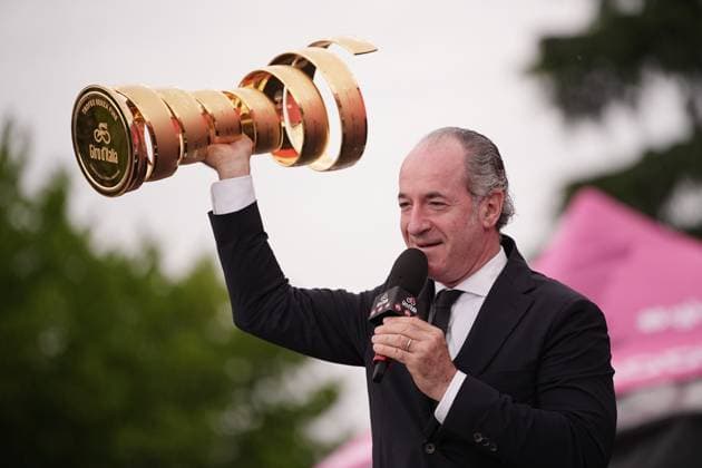 Sport Themen der Woche KW22 Sport Bilder des Tages President of the region of Veneto Luca Zaia with the trophy during the stage 16 of the Giro d™Italia from Piazzola sul Brenta to San Valentino (Brentonico), Italy - Tuesday, May 27, 2025. - cycling.  Copyright: xMarcoxAlpozzi LaPressex